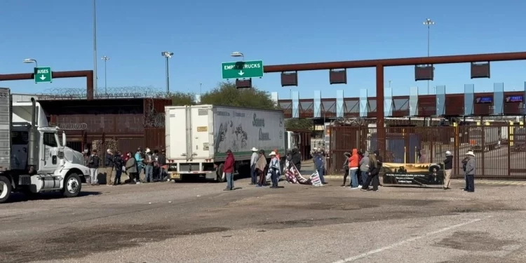 Bloqueos de agricultores y transportistas llegan a su tercer día en 10 estados del país