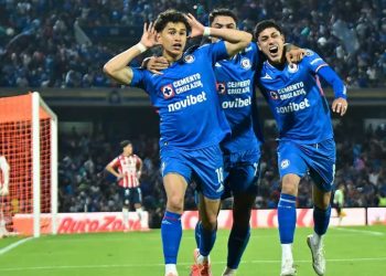 Con Chicharito como villano, Cruz Azul remonta a Chivas y es semifinalista del Apertura 2025