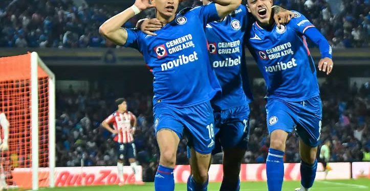 Con Chicharito como villano, Cruz Azul remonta a Chivas y es semifinalista del Apertura 2025