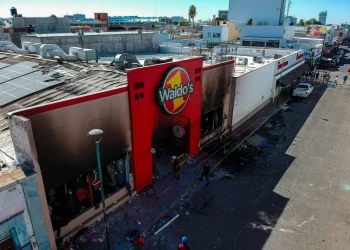Trabajadores de CFE declaran por incendio en Waldo’s; explosión de transformador interno, una de las hipótesis