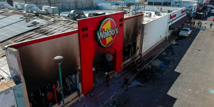 Trabajadores de CFE declaran por incendio en Waldo’s; explosión de transformador interno, una de las hipótesis