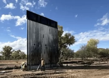 Estados Unidos construye otro tramo del muro fronterizo en Nogales, Arizona