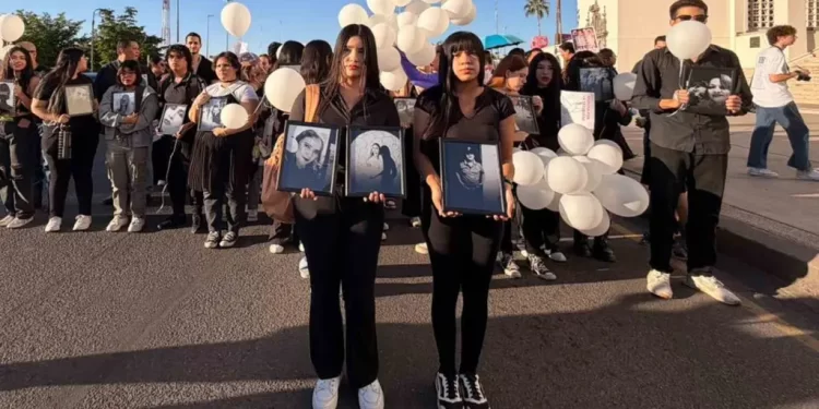 Estudiantes Realizan Marcha en Honor a Víctimas del Incendio en Waldo´s de Hermosillo, Sonora