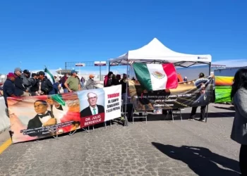 Campesinos mantienen bloqueo en garita Mariposa en Nogales, Sonora