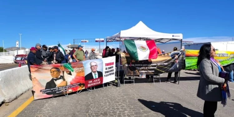 Campesinos mantienen bloqueo en garita Mariposa en Nogales, Sonora