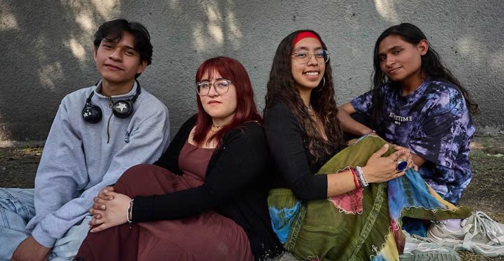 La generación Z mexicana crece con precariedad, incertidumbre y desconfianza política, y con las redes como fuente de información