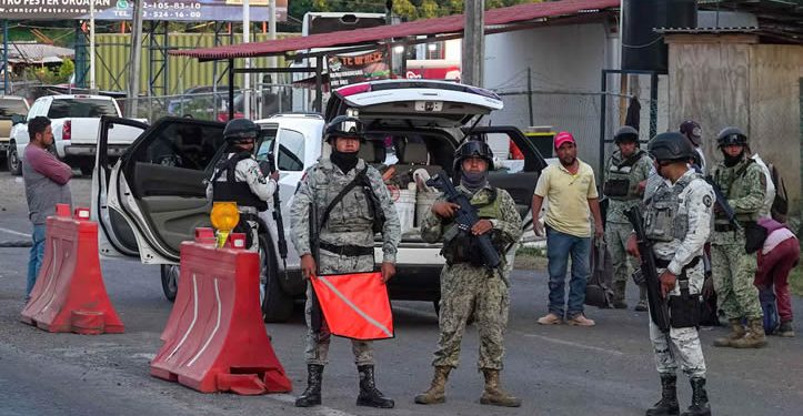 La Guardia Nacional detiene a seis escoltas de Carlos Manzo en Michoacán