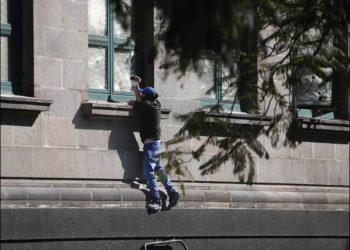 Encapuchados provocan destrozos en Zócalo y Suprema Corte durante marcha de Generación Z