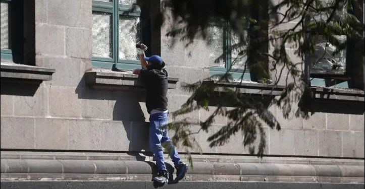 Encapuchados provocan destrozos en Zócalo y Suprema Corte durante marcha de Generación Z