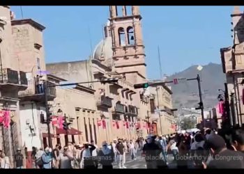 Escalan protestas en Michoacán; estudiantes se manifiestan ante Palacio de Gobierno en Morelia