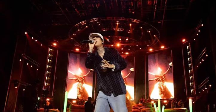 Natanael Cano invade el Flow Fest 2025 con corridos tumbados; el público pedía “Cuerno azulado”