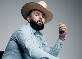 Así fue la emotiva visita de Carín León al barrio donde creció en Hermosillo