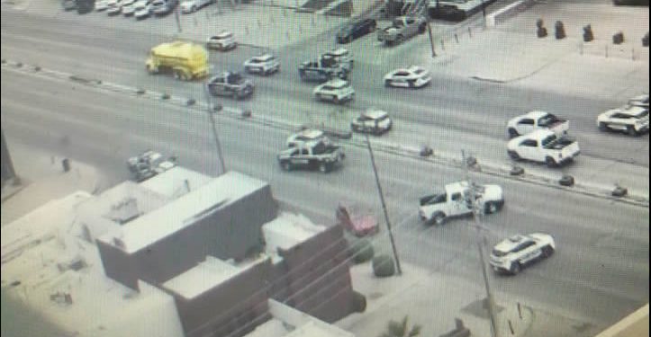 Se registra persecución de una pipa con reporte de robo por las calles de Hermosillo; el chofer fue detenido para responder por los delitos de robo y daños a terceros