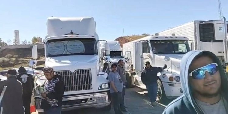 Productores de Sinaloa extienden protesta en aduana de Sonora