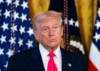 Trump firma sin testigos la ley para liberar los papeles de Epstein