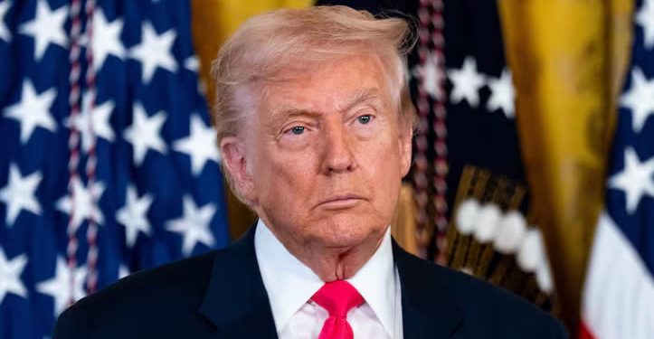 Trump firma sin testigos la ley para liberar los papeles de Epstein