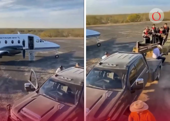 El video revela una escena sorprendente: mariachis tocando en lo que parece ser una celebración mientras personas con armas largas y en presencia de individuos que hablan en inglés