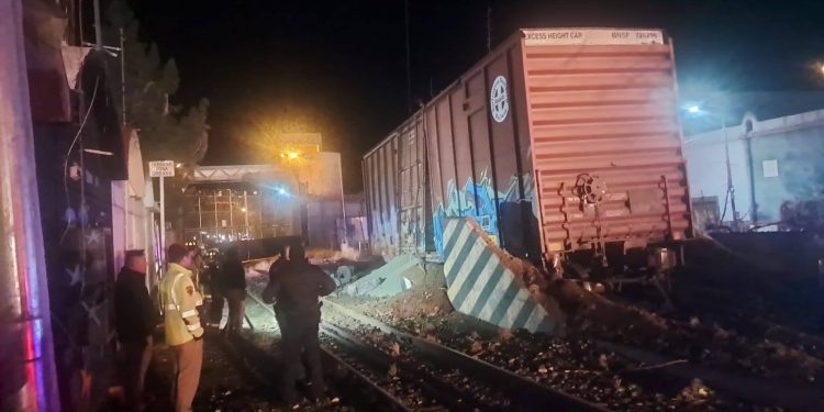 Vagón de Ferromex choca contra muro fronterizo en la garita de Nogales