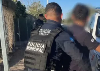 Detienen a Joven de 19 Años en Posesión de una Pistola y Envoltorios de Droga en Hermosillo