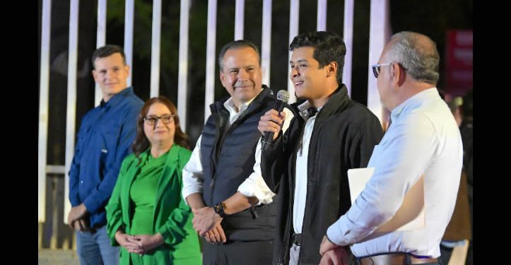 Beneficia Toño Astiazarán a estudiantes del Cobach Norte con tramo iluminado de Camina Segura