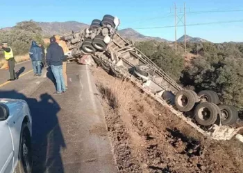 Tractocamión que Transportaba Rollos de Cobre Volcó en Carretera Cananea-Ímuris