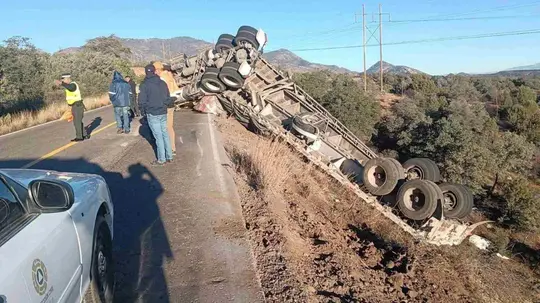 Tractocamión que Transportaba Rollos de Cobre Volcó en Carretera Cananea-Ímuris