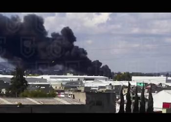 Diez muertos, el saldo tras caída de jet privado ejecutivo cerca del aeropuerto de Toluca