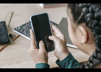 Proponen en el Senado prohibir celulares y dispositivos móviles en escuelas de educación básica