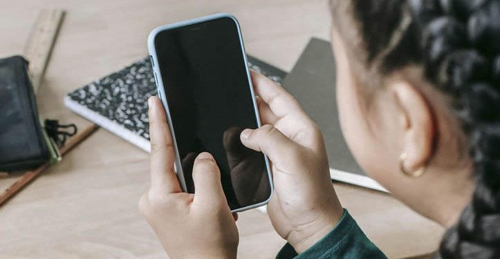 Proponen en el Senado prohibir celulares y dispositivos móviles en escuelas de educación básica