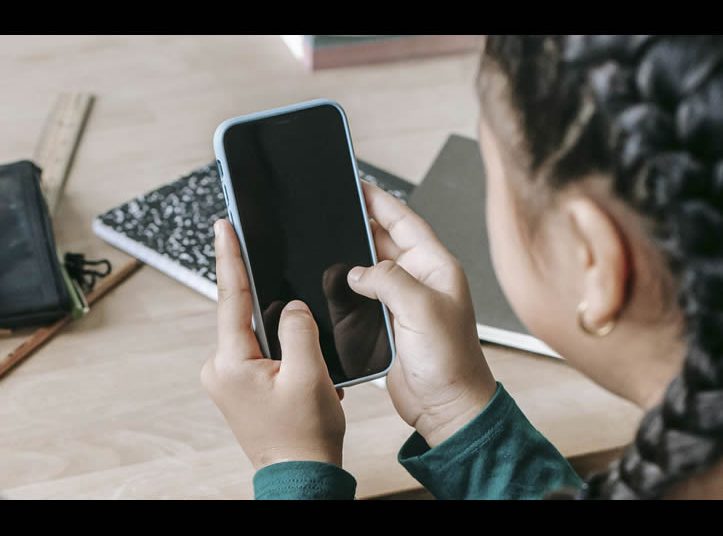 Proponen en el Senado prohibir celulares y dispositivos móviles en escuelas de educación básica