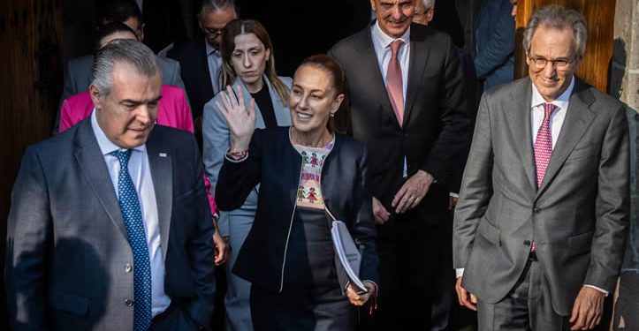 Sheinbaum mantiene una alta aprobación, pero resiente la erosión del Gobierno