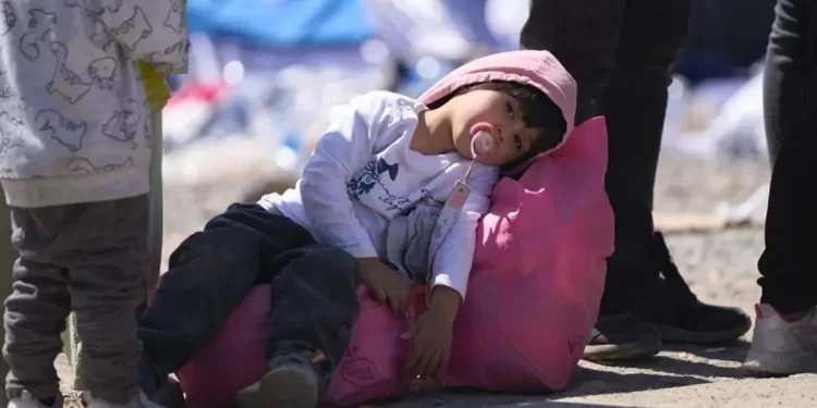 Acusa una ONG que niños migrantes de tres años acuden solos ante jueces migratorios en Arizona