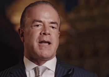 Crece el escándalo; congelan cuentas a Raúl Rocha, dueño de Miss Universo