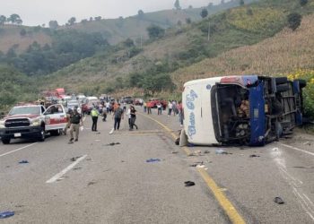 Volcadura de autobús en autopista de Chiapas deja dos muertos y 22 heridos; jornaleros indígenas viajaban a Sonora