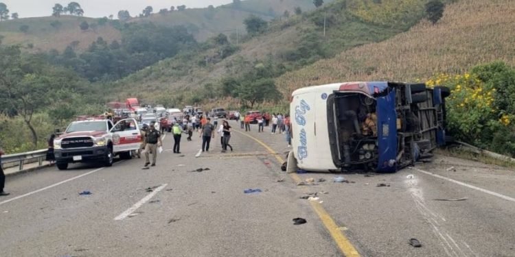 Volcadura de autobús en autopista de Chiapas deja dos muertos y 22 heridos; jornaleros indígenas viajaban a Sonora