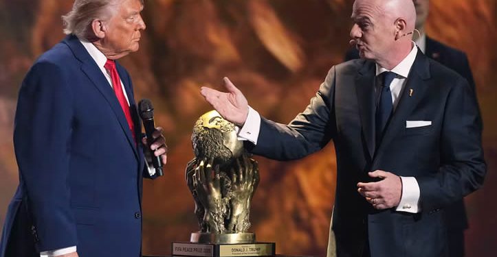 Gianni Infantino es acusado de romper el código ético de la FIFA por sus comentarios y por conceder el premio de la paz al presidente Trump