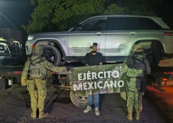 Aseguran auto robado, armas y equipo táctico en operativo militar en Navojoa, un sujeto es detenido