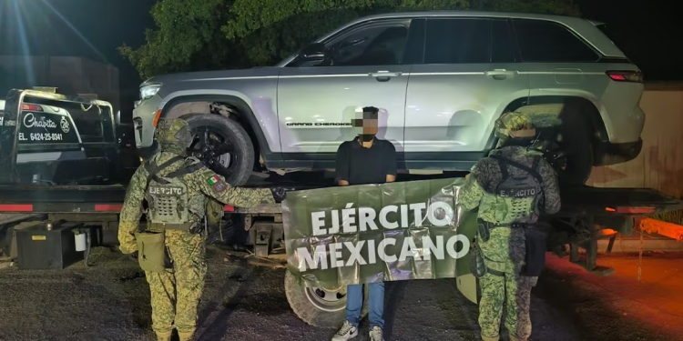 Aseguran auto robado, armas y equipo táctico en operativo militar en Navojoa, un sujeto es detenido