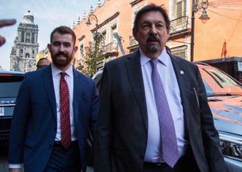 Gómez Urrutia le gana a Germán Larrea en la huelga de Cananea y ya se prepara para regresar a su curul
