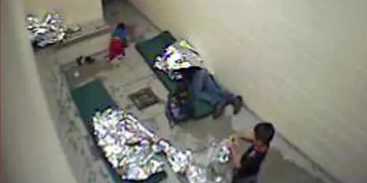 Niña migrante de 3 años es obligada a ser su propia abogada ante tribunal migratorio de Tucson