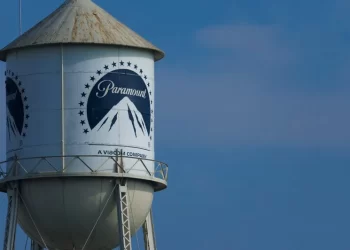 Paramount lanza una opa hostil de 108.400 millones de dólares por Warner para competir con la oferta de Netflix
