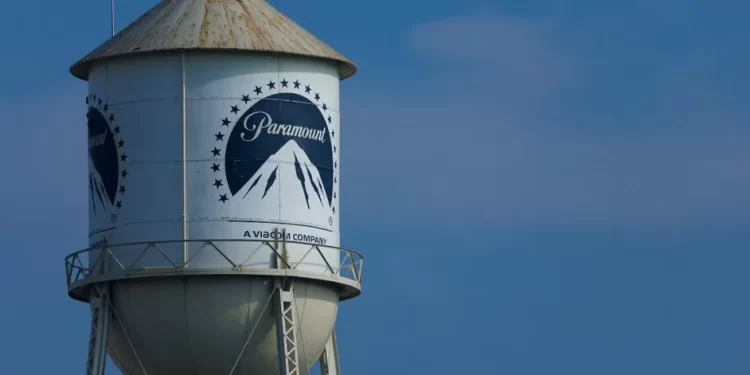 Paramount lanza una opa hostil de 108.400 millones de dólares por Warner para competir con la oferta de Netflix