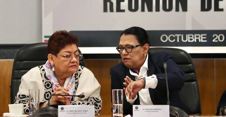 Rosa Icela felicita a Ernestina Godoy, primera mujer al frente de la FGR