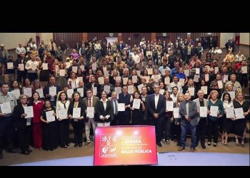 Reconoce Salud a trabajadores con 20 y 50 años de trabajo