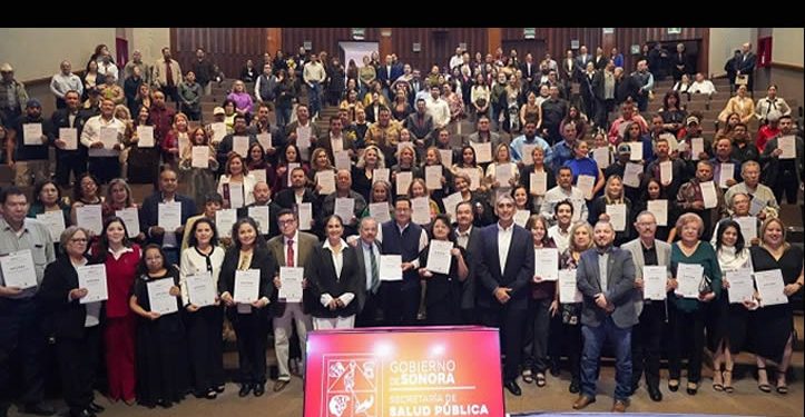 Reconoce Salud a trabajadores con 20 y 50 años de trabajo