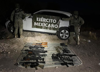 Aseguran en Sonora vehículo con reporte de robo en EU; transportaba arsenal