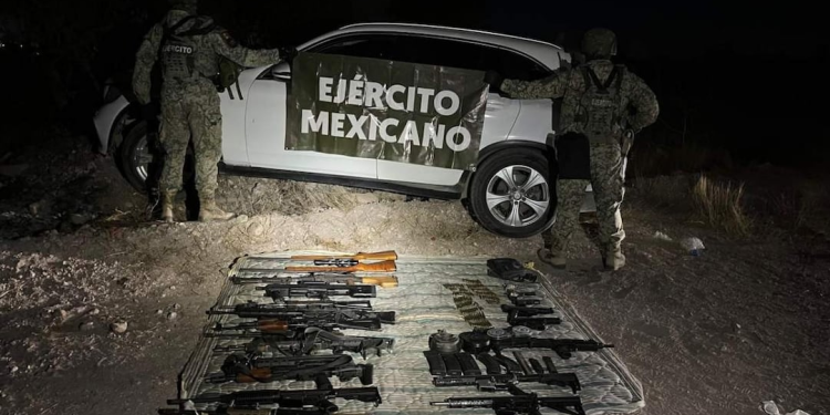Aseguran en Sonora vehículo con reporte de robo en EU; transportaba arsenal