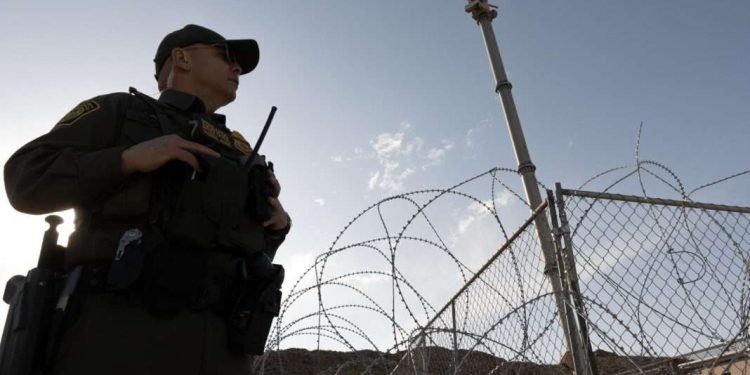 Muertes de migrantes en frontera de Arizona y México caen a niveles «históricos», dice ONG