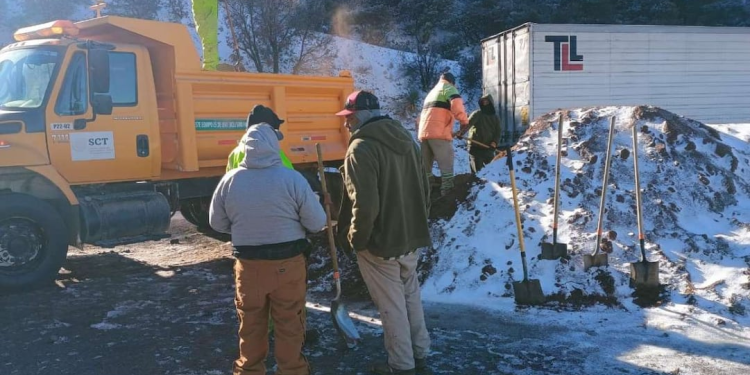 Reabren tránsito vehicular en carretera Sonora-Chihuahua tras cierre por intensa nevada; Protección Civil pide circular con precaución