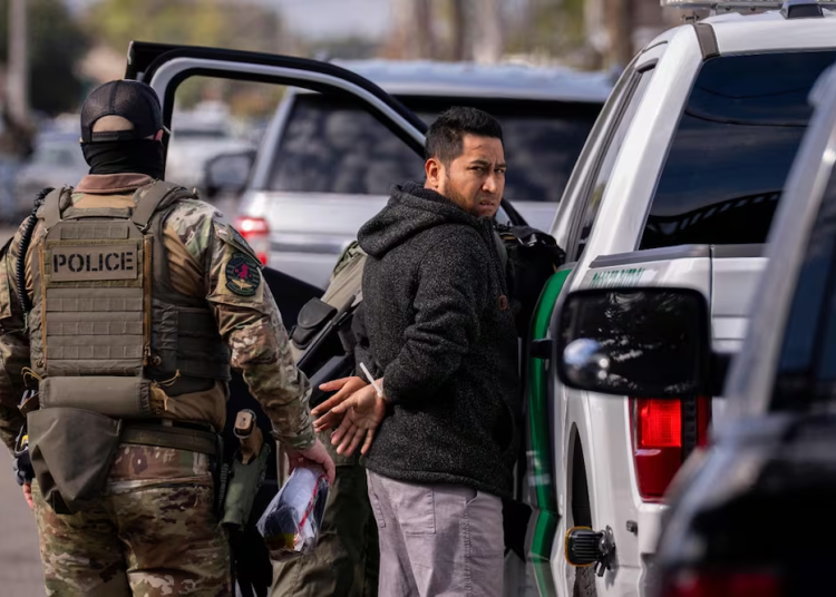 Redadas de Trump paran migración; bajan detenciones
